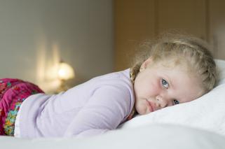 Moczenie nocne u dzieci: co robić, gdy dziecko wciąż siusia w nocy?