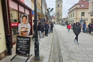 Mieszkańcy Rzeszowa ruszyli po pączki. Kolejki pod pączkarniami