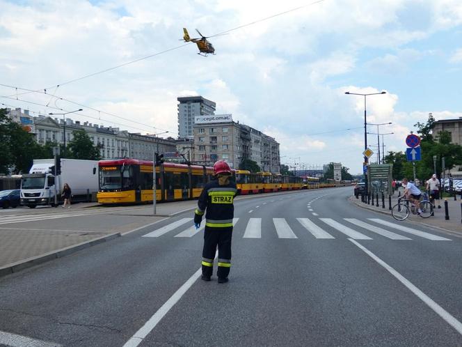 Nastolatka wpadła pod rozpędzony tramwaj przy rondzie de Gaulle’a w Warszawie. Trafiła do szpitala