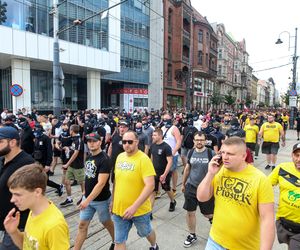 Protest przeciwko imigrantom.Tysiące kibiciów na ulicach Katowic