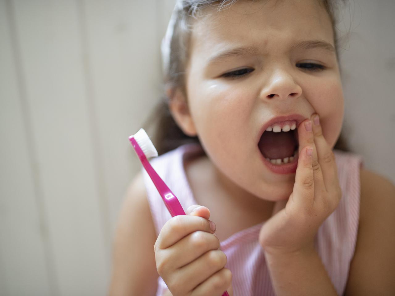 Ból zęba u dziecka - jak pomóc maluchowi i kiedy iść do dentysty?