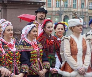 Polonez dla Fredry 2025 we Wrocławiu. Maturzyści zatańczyli na Rynku [ZDJĘCIA]