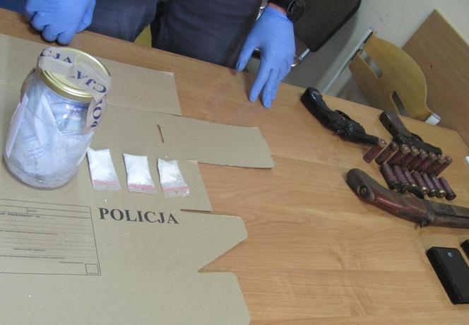 Zabezpieczone przez policję narkotyki i broń