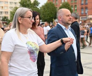 Ruda Śląska tańczy jak dawniej. Międzypokoleniowa potańcówka na rynku porwała tłumy