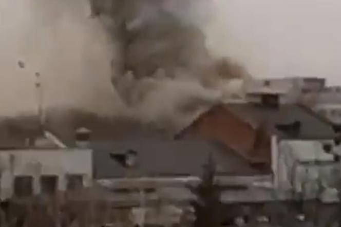 Wojna w Ukrainie: Atak rakietowy na osiedlu mieszkaniowym Charkowa [WIDEO]