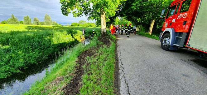 Wypadek w miejscowości Żurawiec. Auto w rowie, a kierowcy brak [ZDJĘCIA]