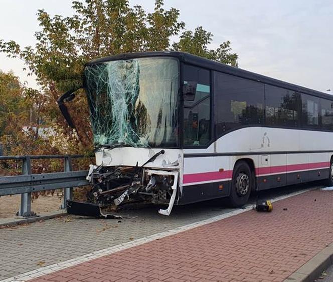 Wypadek w Katowicach. Autobus zderzył się z samochodem osobowym