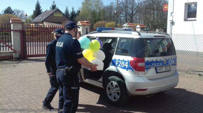 6-latka na kwarantannie miała urodziny. Tort dostarczyli jej... policjanci