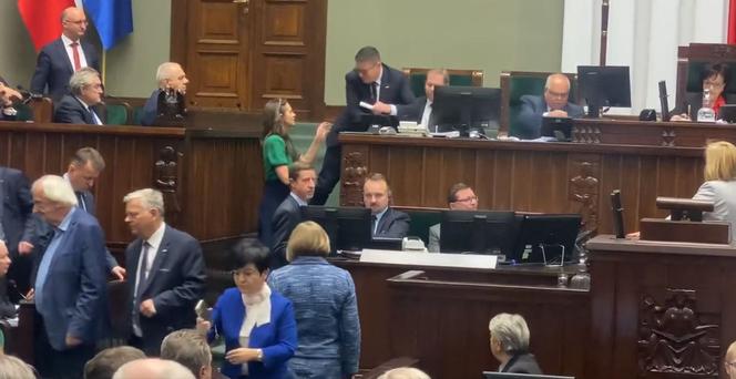 Jachira podeszła do Kaczyńskiego w Sejmie i się zaczęło! Ale draka