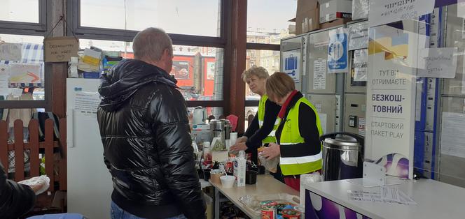 Lublin: Coraz mniej wolontariuszy, którzy pomagają uchodźcom na dworcu. Potrzebne wsparcie [GALERIA]