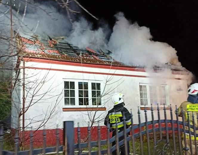 Rudka. Groźny pożar domu przy ul. Zakościelnej. Doszczętnie spalił się dach [ZDJĘCIA]