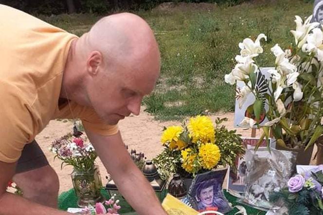 Krzysztof Krawczyk Junior na grobie ojca