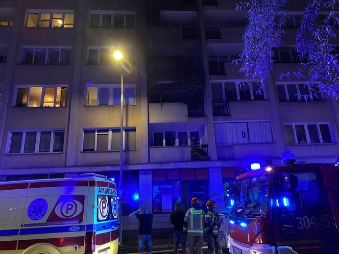 Gigantyczny pożar na Powiślu. Spłonęło mieszkanie w bloku. Jedna osoba trafiła do szpitala