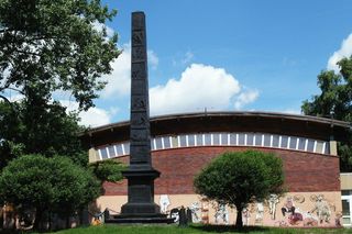 Obelisk na Grochowie przyciąga wzrok. Niewielu wie, że ma w Polsce bliźniaka