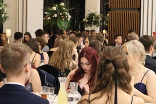 Poloneza czas zacząć! Tak bawili się uczniowie z V LO w Lublinie [GLAERIA]