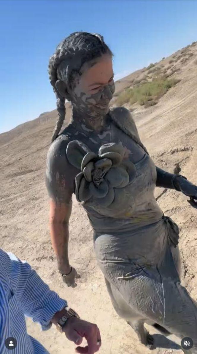 Maja Rutkowski zażywa błotnego SPA