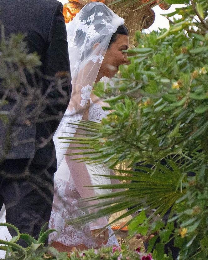 Ta sukienka przejdzie do historii. Kourtney Kardashian poszła w niej do ślubu!