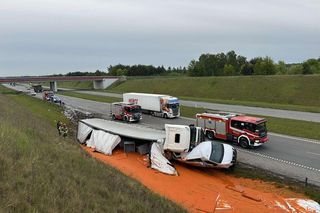 Samochód ciężarowy uderzył w busa na A1