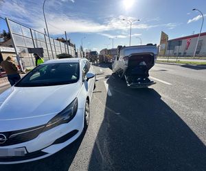 Dachowanie na Bemowie po zderzeniu trzech aut