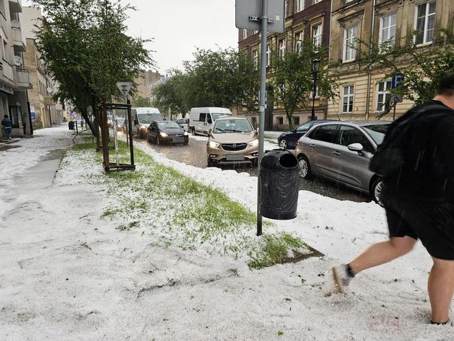 Nawałnica nad Gnieznem. Miasto zalały strumienie wody po ulewie i gradobiciu [ZDJĘCIA].