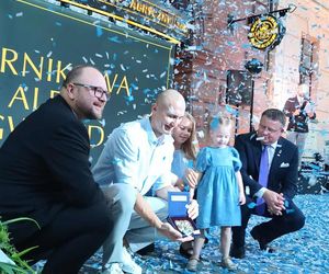 Mirosław Ziętarski z Katarzynką w Piernikowej Alei Gwiazd