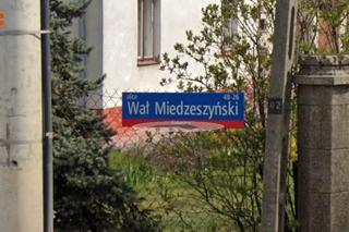 To najdłuższa ulica w Warszawie. Ma aż 14,5 km, ciągnie się przez dwie dzielnice