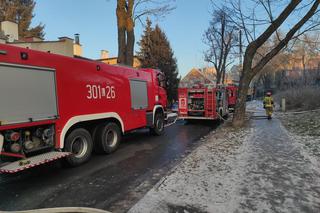 Pożar w Lublinie. Płonie kamienica przy Wesołej. Trudna akcja strażaków [ZDJĘCIA]