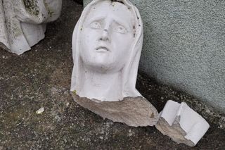 Zniszczona figura Maryi na bydgoskim cmentarzu. Ma niemal dwa metry. Ktoś ją musiał przewrócić. Przykry widok