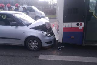 Samochód osobowy wjechał w tył autobusu. Chwile grozy na Wojska Polskiego 