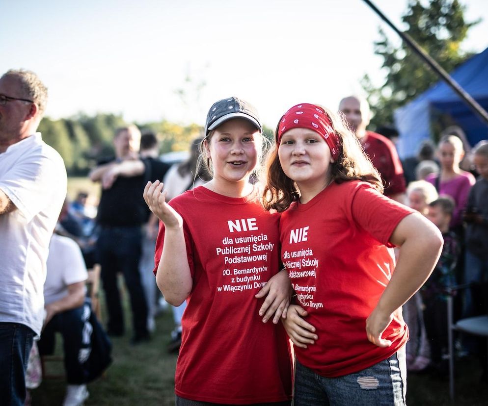 Rodzice i mieszkańcy protestują przeciwko usunięciu publicznej szkoły z gminnego budynku. To serce naszej lokalnej społeczności
