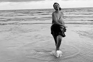 Edyta Górniak bez stanika hasa po piasku