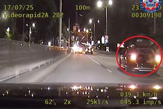 Szokujące sceny na ulicach Szczecina! Leżał w otwartym bagażniku i nagrywał jadące za nim samochody [WIDEO]