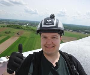 Dziennikarz czytał gazetę siedząc na szczycie wielkiego wiatraka. Tak wyglądała jego wspinaczka 