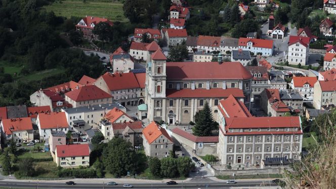 Obryw Skalny w Bardzie. Tutaj widoki zapierają dech w piersiach 