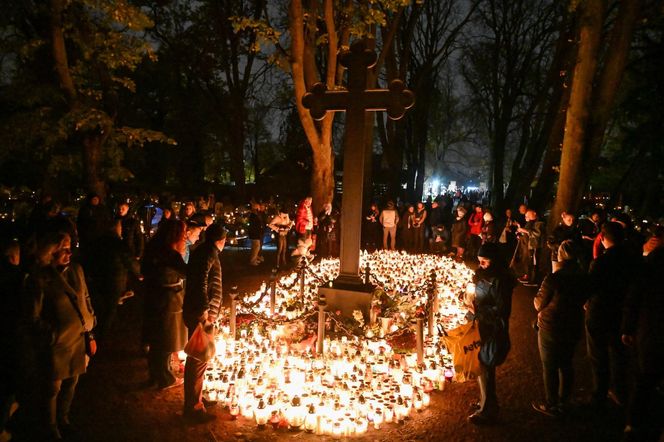   Setki migoczących zniczy. Tak wyglądają polskie cmentarze po zmroku. Zobacz niezwykłe zdjęcia