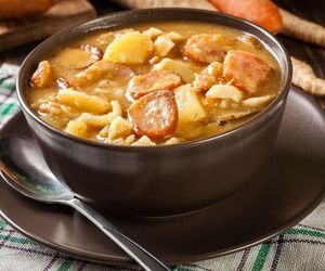 Grochówka wojskowa podbije każde podniebienie. Sprawdź najlepszy przepis na zupę grochową