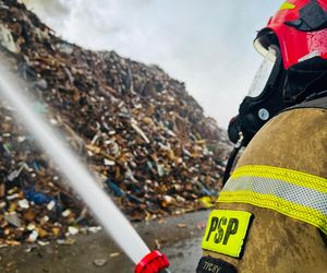 Pożar składowiska śmieci w Tychach. Służby apelują o zamykanie okien