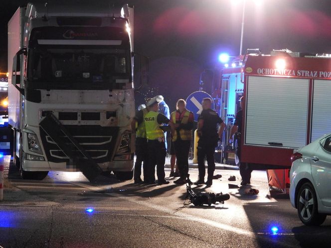 Błonie. Wjechali hulajnogą elektryczną prosto pod tira. Nie mieli szans, zaginęli na miejscu