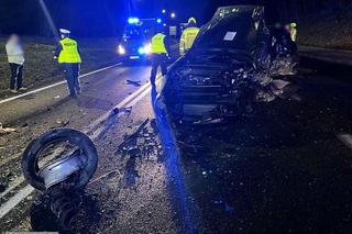 Z samochodów zostały wraki, dwie osoby ranne