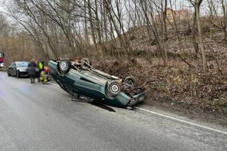Miłkowa. Polonez caro nie poradził sobie na śliskim zakręcie. Wylądował na dachu