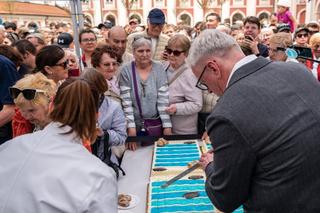 770 kilogramów tortu i kolorowy korowód. Tak rozpoczęło się świętowanie urodzin Poznania [ZDJĘCIA]