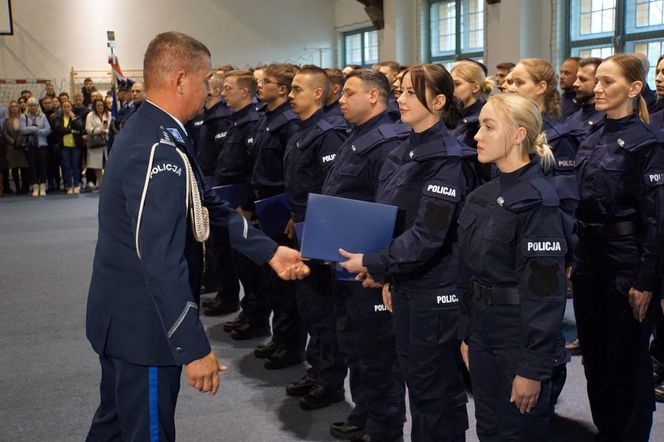 Nowi policjanci wypowiedzieli słowa przysięgi. Na Warmii i Mazurach rekrutacja wciąż trwa [ZDJĘCIA]