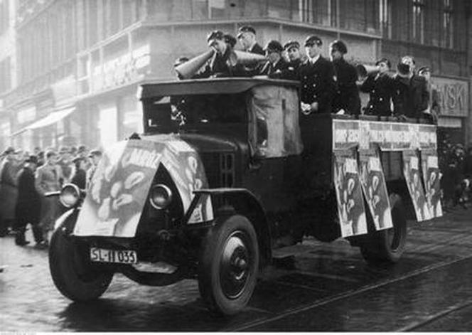 Zbiórka pieniędzy w Katowicach na rzecz pomocy bezrobotnym. Rok 1936