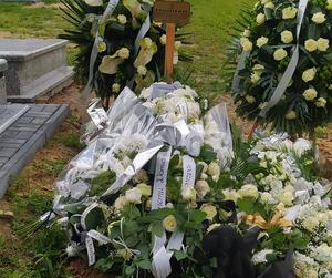 Młodzi luzie zginęli w złotym volvo. Groby Mariki i Damiana utonęły w kwiatach