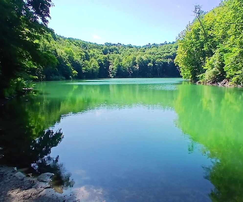 To jezioro zachwyca niezwykłym kolorem wody. Ten przyrodniczy skarb właśnie skończył 100 lat