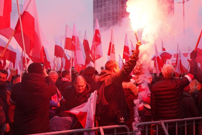 Marsz Niepodległości 2025 na żywo. Relacja z Warszawy. "Chcę zobaczyć Polskę samodzielną i niezakompleksioną"