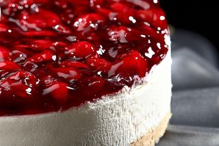 Kiedy jest sezon, robię pyszne ciasto z mascarpone bez pieczenia. Z tymi owocami smakuje wyśmienicie