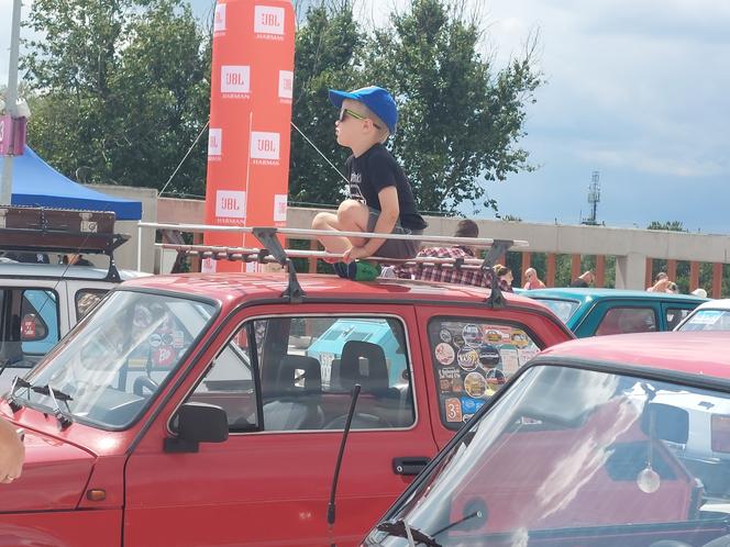 Zlot fiatów 126p w Galerii Libero w Katowicach