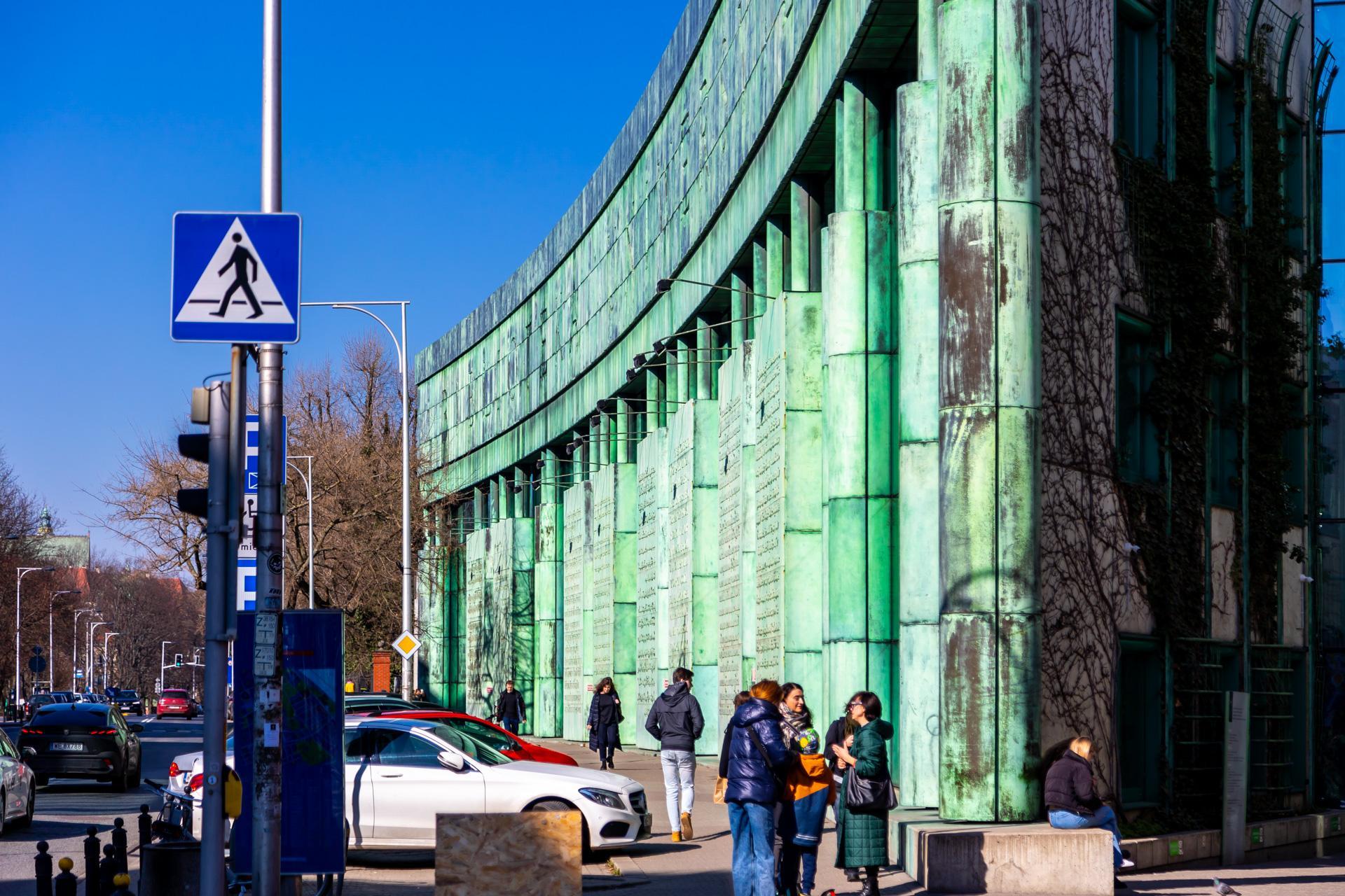 Biblioteka Uniwersytecka w Warszawie - zdjęcia. Zobacz postmodernistyczną ikonę, którą kiedyś uznawano za kicz