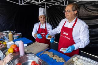 Marek Gróbarczyk serwuje burgery prosto z foodtracka 